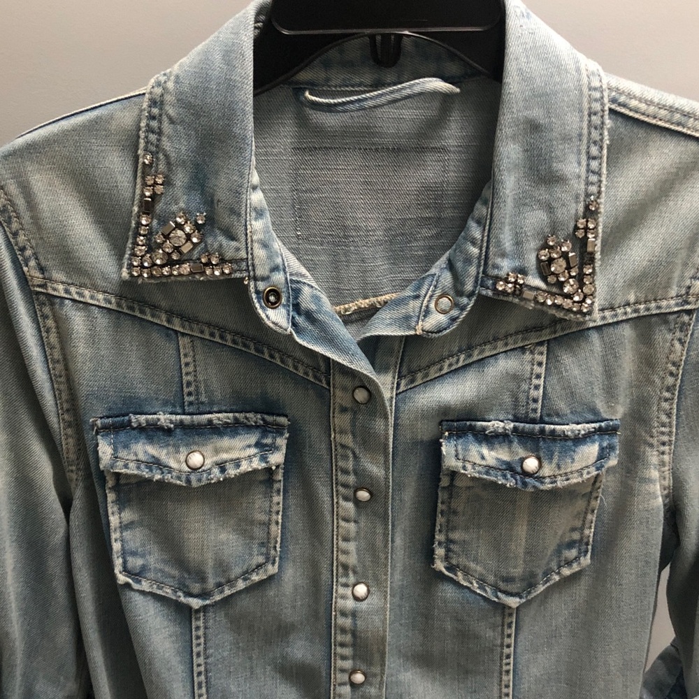 Rhinestone & Studs Denim Shirt! Pearlize snap front! 2 pockets! 3/4 sleeve! S/M - Picture 3 of 15